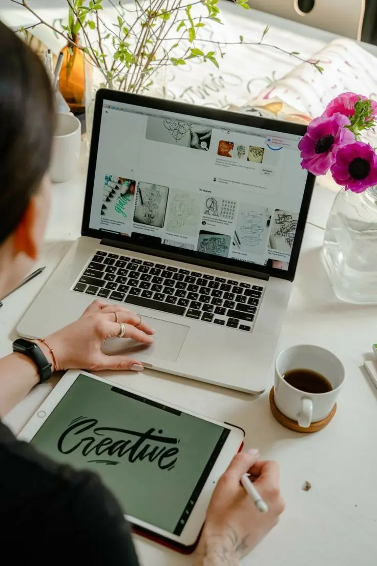 Trabajo de diseño gráfico y diseño web desde estudio en Barcelona Mujer trabajando en diseño gráfico y diseño web freelance en Barcelona