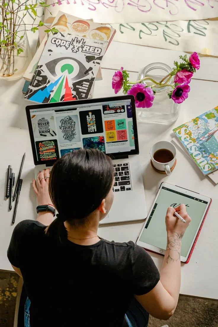 Diseño web en Barcelona y creación gráfica profesional Profesional trabajando en diseño gráfico y diseño web en Barcelona